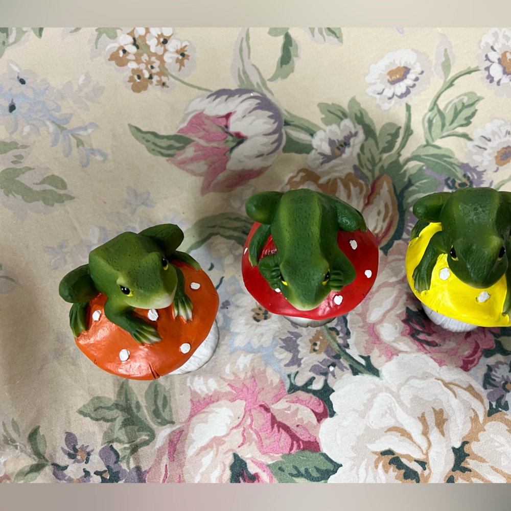 Colorful Frog Mushroom Figurines set - Picture 2 of 6